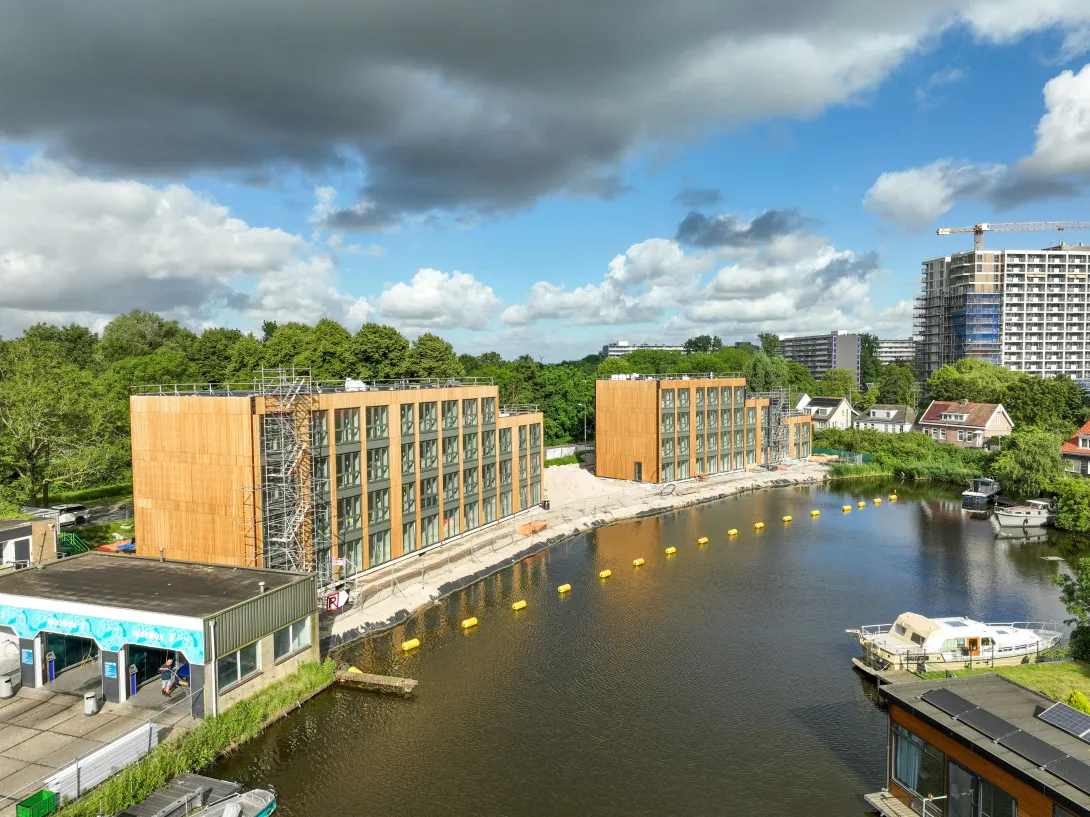 Luchtfoto modulaire woningen met prefab vloer in Amsterdam