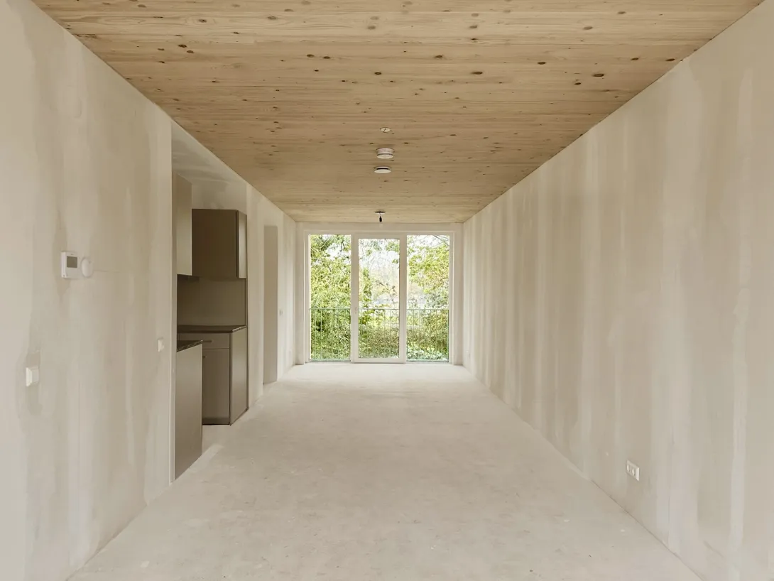 Binnenkant modulaire woning met prefab betonvloer