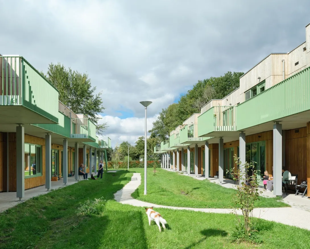 Voortuin appartementencomplex met modulaire modules