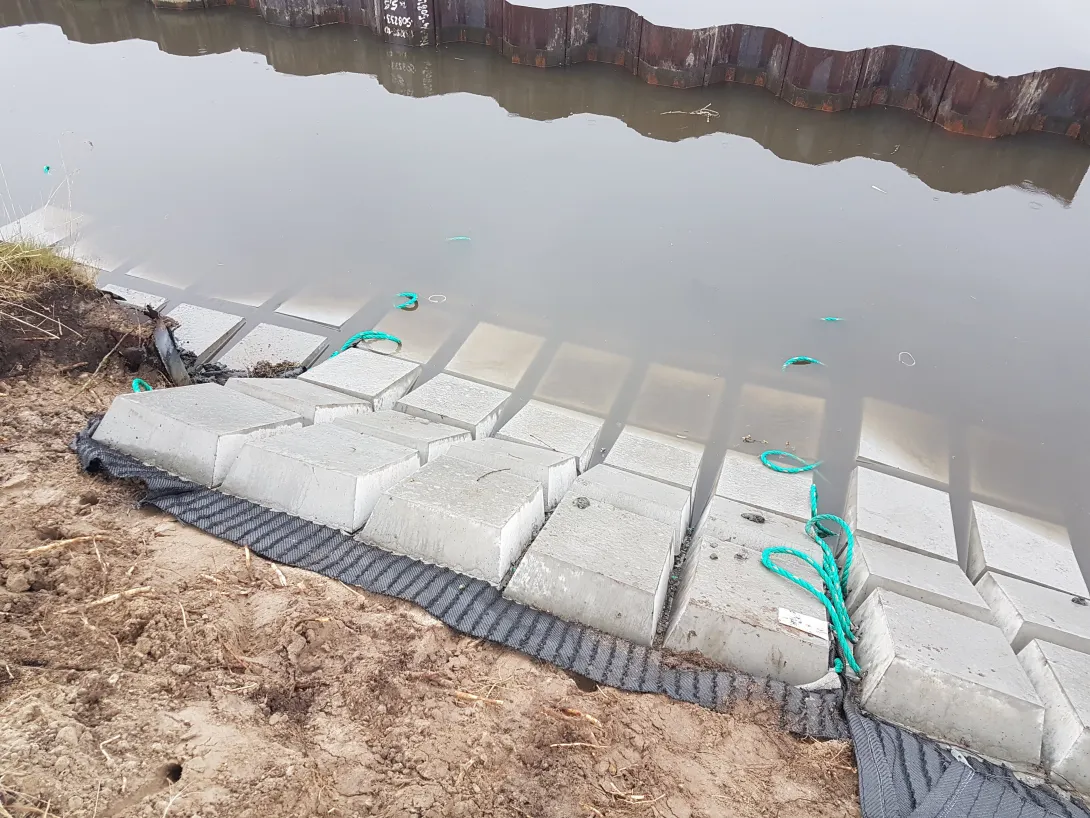 Plaatsen van de  Betomat TB-G aan de rand van het kanaal
