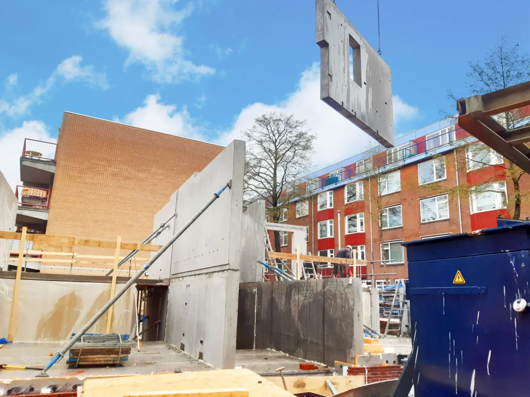 prefab beton stabiliteitswand in de kraan plaatsen in Rotterdam