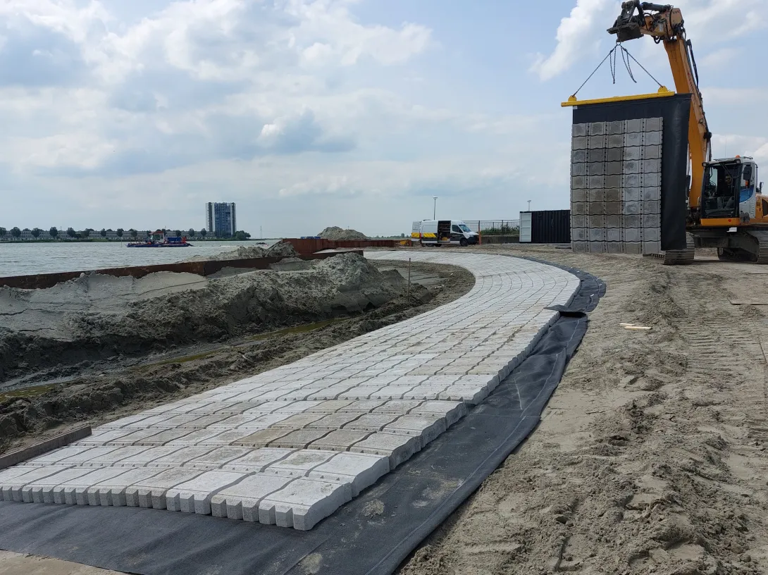 Hellingbaan van Betonblokmatten plaatsen in Bergen op Zoom