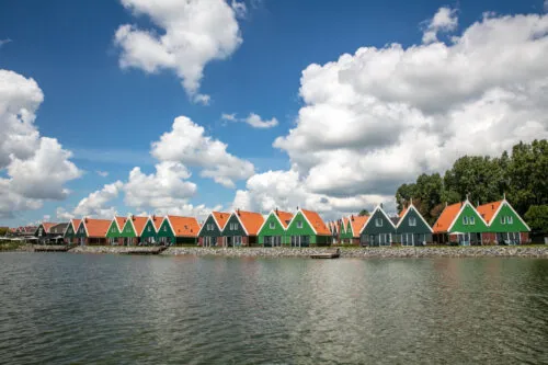 Foto vanaf het water van vakantiepark Landal Greenparks Volendam
