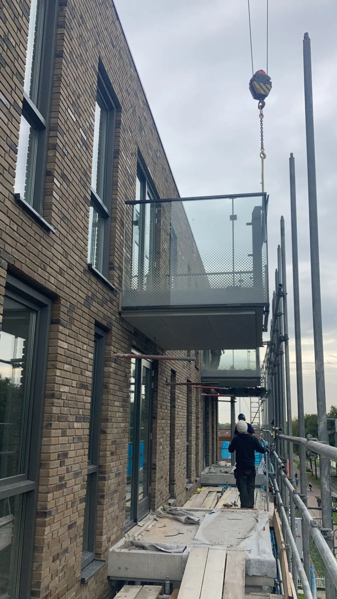 Plaatsen balkons bij nieuwbouw appartementencomplex in Zoetermeer