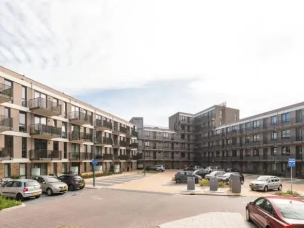 Binnenplaats met auto's bij appartementencomplex gemaakt van prefab beton