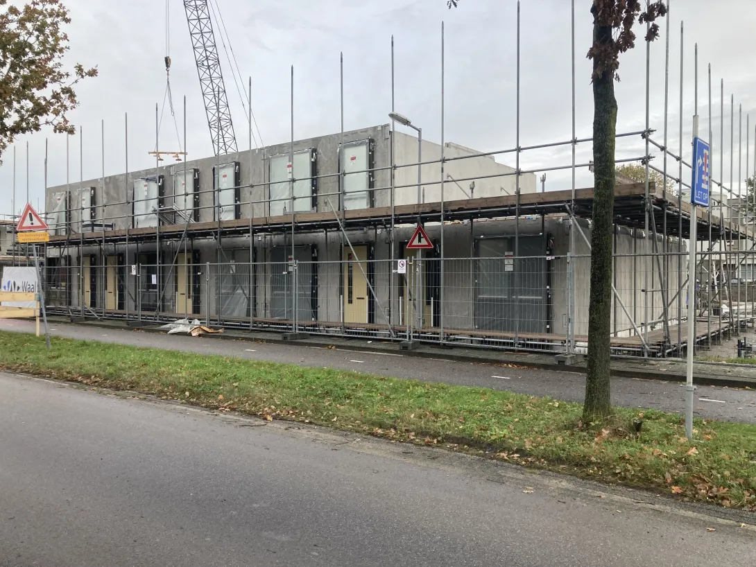 Prefab binnenwanden van beton geleverd en gemonteerd voor nieuwbouwwoningen in Pijnacker