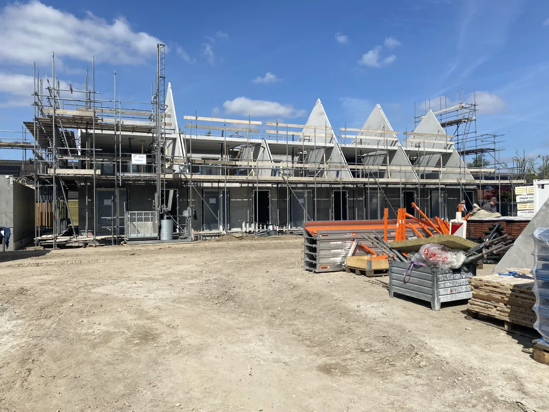 Prefab betonwanden en toppen geleverd en gemonteerd voor nieuwbouwwoningen in Barendrecht