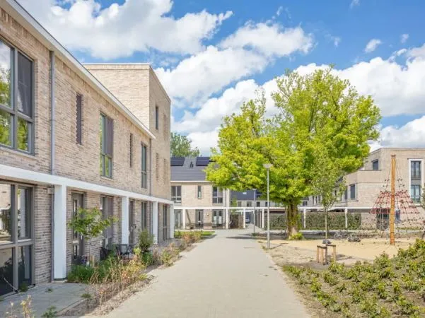 Gerealiseerde nieuwbouwwijk met speeltuin in Hoogvliet 