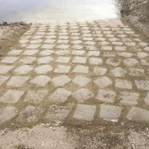 Betomat Basalton geplaatst en het zand erin gewalst