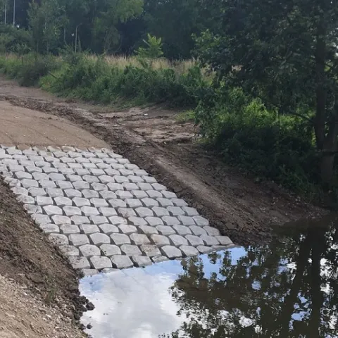 Een boothelling van Betomat Basalton ter bescherming van de oever