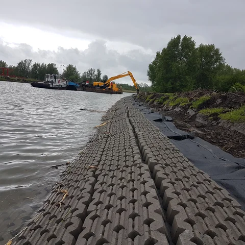 Vanaf het panton worden de betonmatten geplaatst met een kraan voor de oeverbescherming van de Hoge Vaart