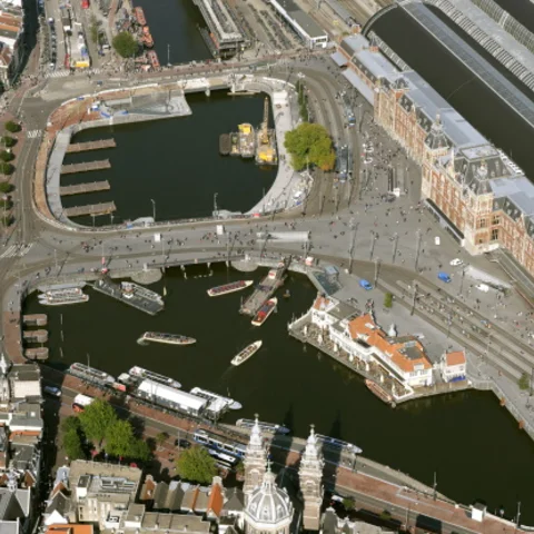 Luchtfoto van het plaatsen van de kademuren (betowall) bij de Entree fase 1 in Amsterdam