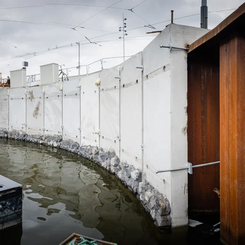 Deksloven op de stalen damwanden ter verstevigen van de kade in amsterdam met de Betowall van Holcim
