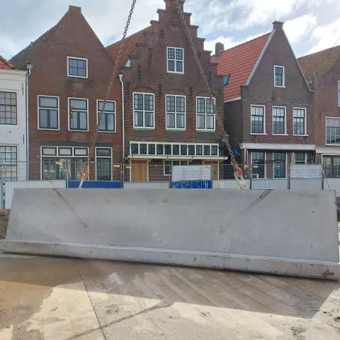 betowall in de kraan voor het plaatsen Spaarndam