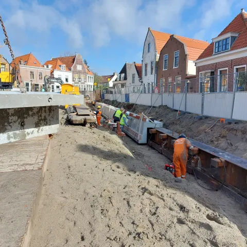 Plaatsen kademuren bij de Kolksluis in Spaarndam