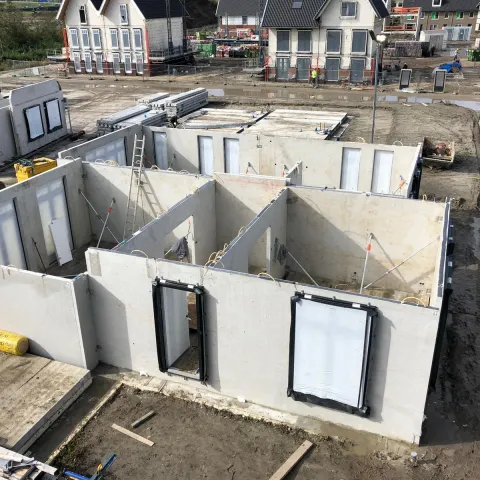 Prefab betonwanden geplaatst voor villa in Badhoevedorp