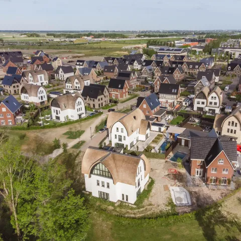 Luchtfoto villa's van prefab wanden