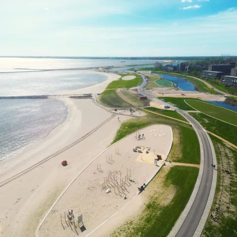 Luchtfoto Markermeerdijk met strand en fitnesstoestellen