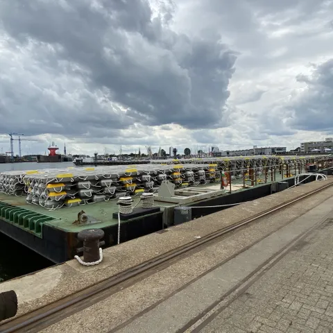 Stapels met Betomat Offshore matten klaar voor vertrek