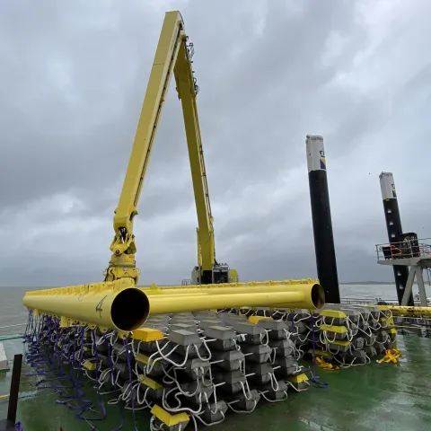 Betomat Offshore in de kraan om over de gasleidingen van Gasunie te leggen