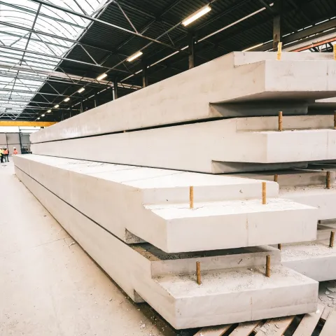 opgestapelde brugliggers in de fabriek