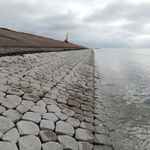 De Basalton STS zuilen boven en onderwater op de Waddenzeedijk
