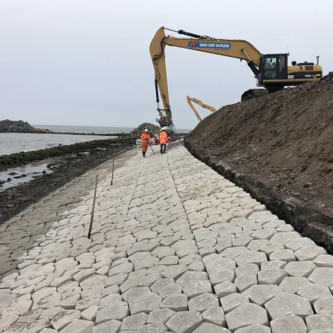 Plaatsen van Basalton STS zuilen op de Waddenzeedijk