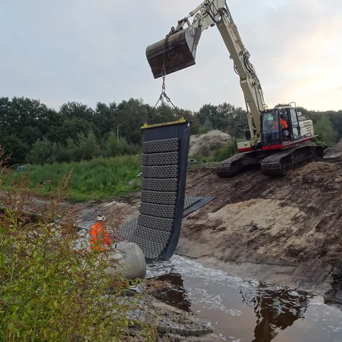 Hijsen van de Betomat PE-GR (betonblokkenmat grasbetonblokmat voor oeverversteviging