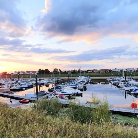 Oeverversteviging in Jachthaven Lathum in Dusseldorp