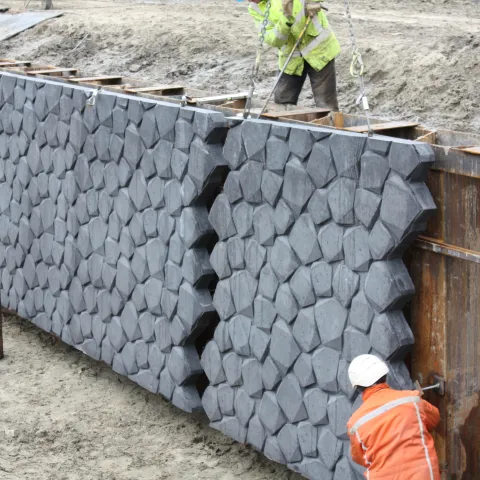 Plaatsen van Betowall Basalton kademuren tegen een damwand