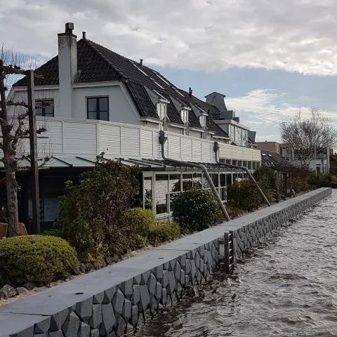 Deksloof geplaatst op de damwanden als kaderverbetering