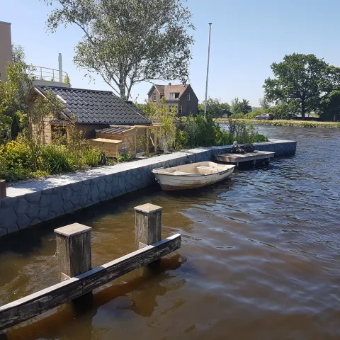 Bootjes aan de Betowall Basalton deksloven vastgemaakt