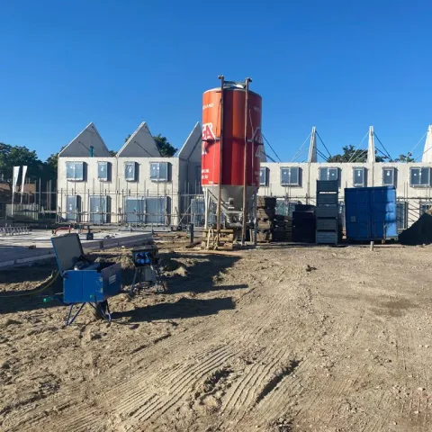 Bouwplaats met geplaatste betonnen elementen in Werkhoven