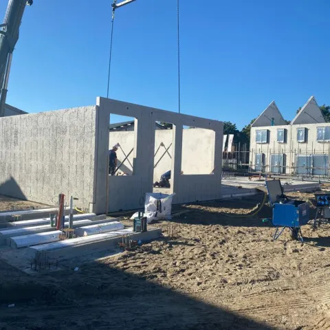 Plaatsen met de kraan van prefab beton wand in Werkhoven