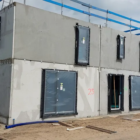 Prefab woningen met ingestorte kozijnen in Vlijmen