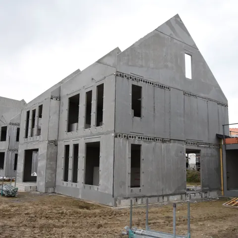 twee onder een kap woningen van prefab beton in Prinsenbeek