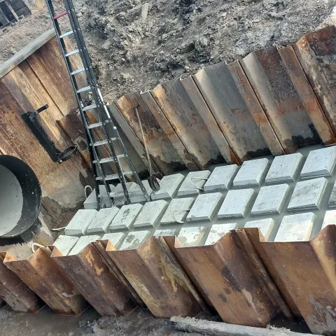 Een ingelegde Betomat TB-G tussen de stallen damwanden voor een betonnen duiker