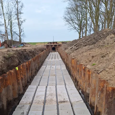 Betomat TB-G tussen de stallen damwandprofielen