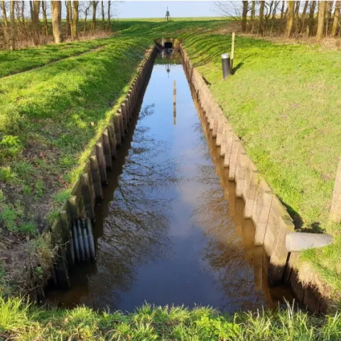 Het opgeleverde project met een betonblokkenmat TB-G op de bodem ter bescherming