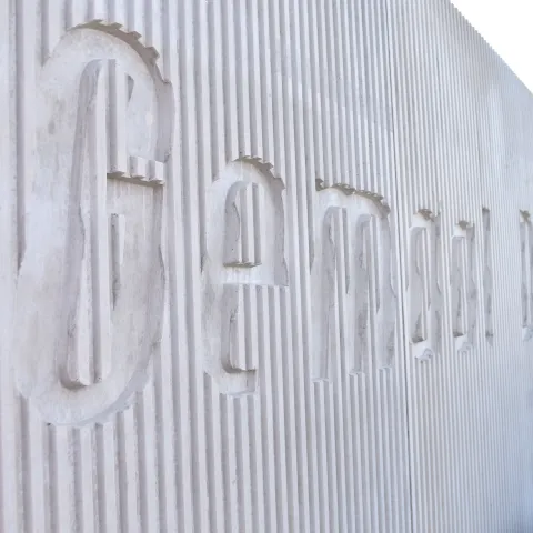 Schoonwerk beton met logo gemalen huis in Waalwijk