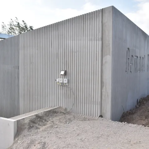 Schoonwerk beton met logo gemaal in Waalwijk