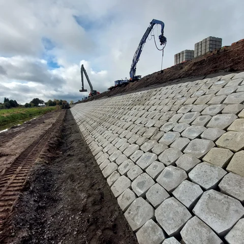 Hijskraan plaatst de basalton zuilen op de Spoorbaan Sappermeer en Zuidbroek