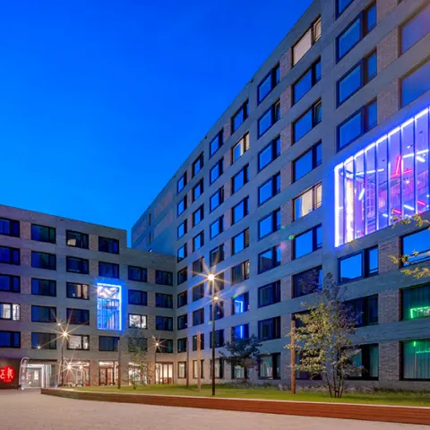 The City nieuwbouw studentencomplex in Tilburg met neon verlichting