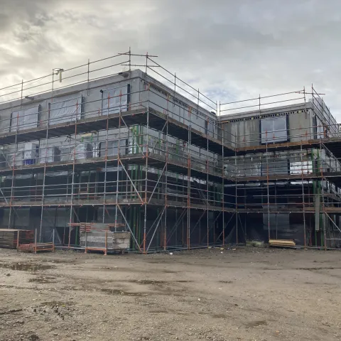 Prefab binnenwanden met ingestorte kozijnen geleverd en geplaatst in Tegelen