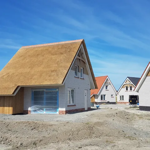 Vakantiehuizen van prefab beton klaar voor oplevering in Nieuwvliet Bad