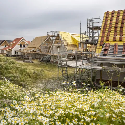 Daken voorzien van dakpannen voor de vakantiewoningen in Nieuwvliet-Bad