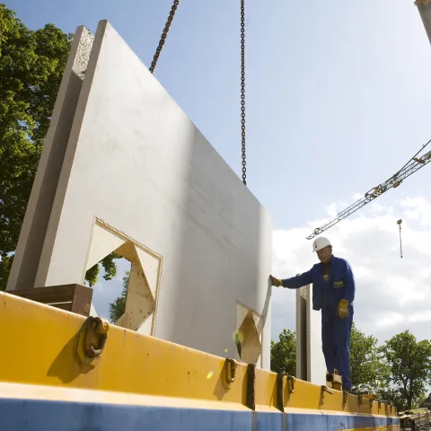 Plaatsen van een holle wand op de bouwplaatst met een kraan