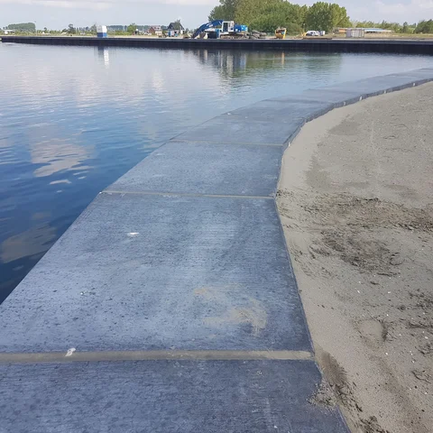 Bovenaanzicht van een geplaatste deksloof op een damwand