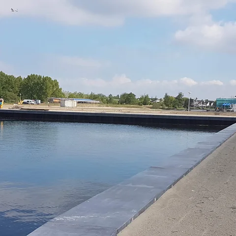 Deksloven die de damwand beschermen tegen aanvaringen in Goes