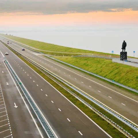 Luchtfoto Afsluitdijk met begroeide Basalton Quattroblocks langs de weg